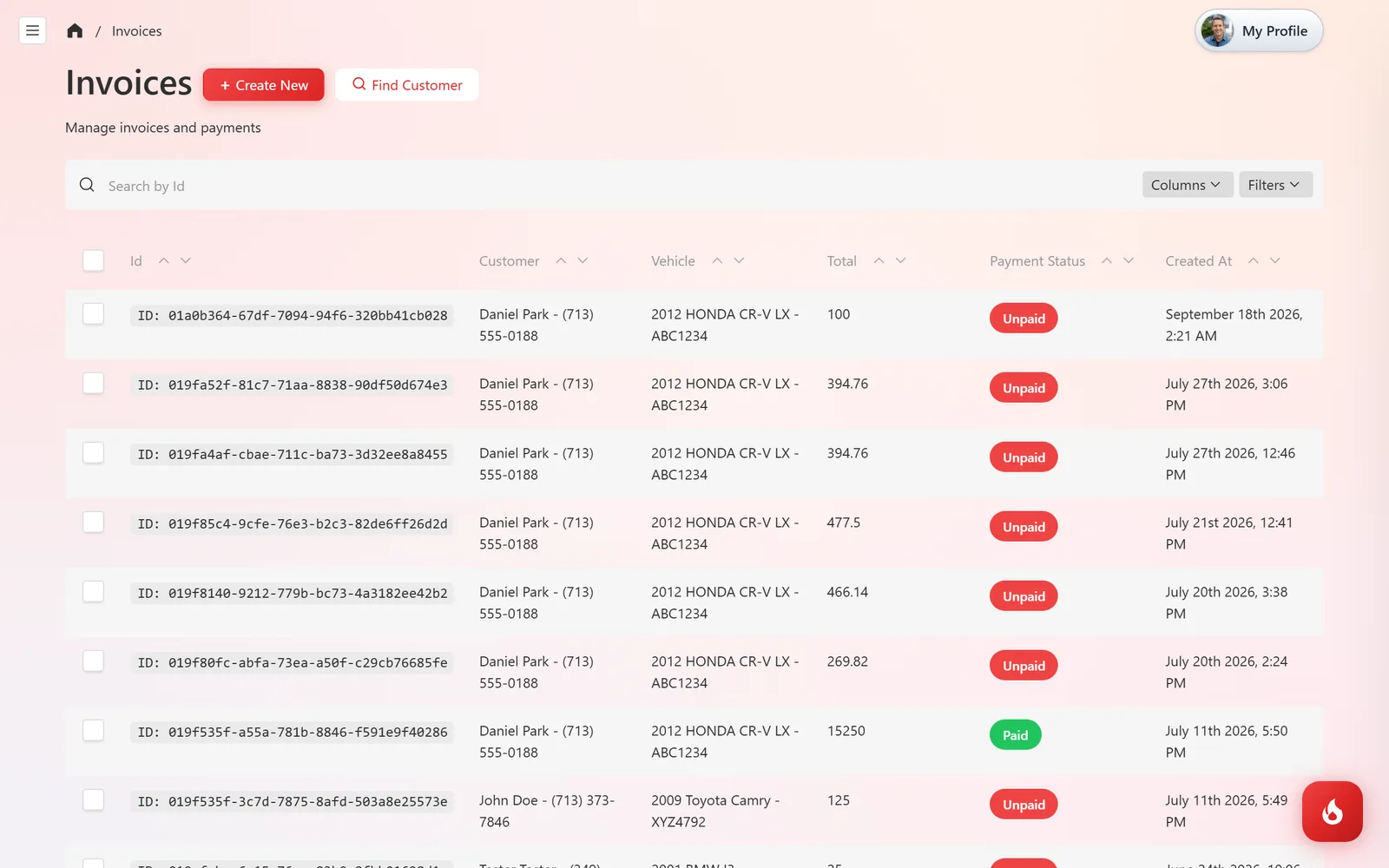 La lista de Invoices en RedAppy con las columnas Customer, Vehicle, Total, Payment Status y Created At