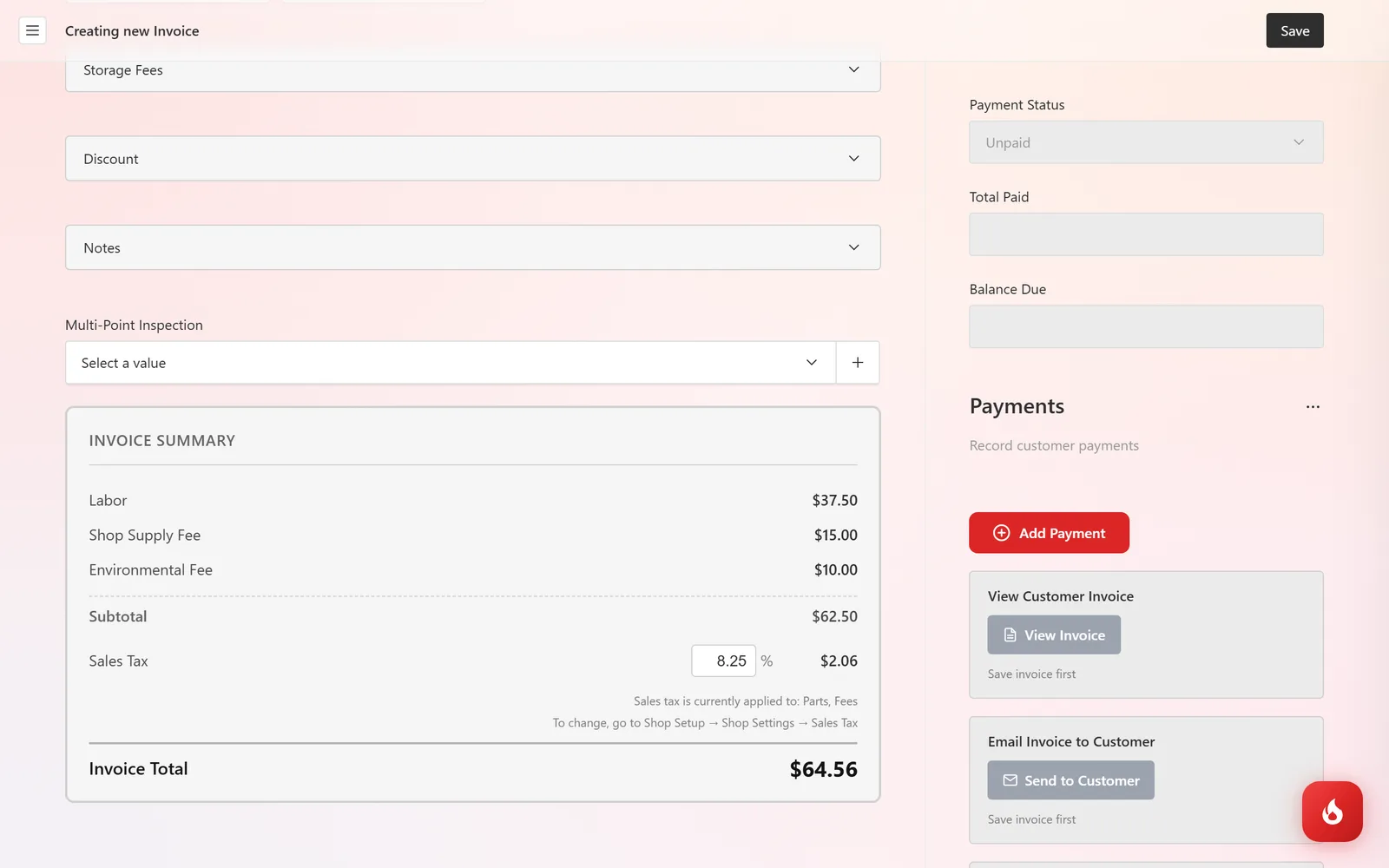 El Invoice Summary con mano de obra, cargos, subtotal, impuesto editable y el total de la factura, sobre el campo Multi-Point Inspection