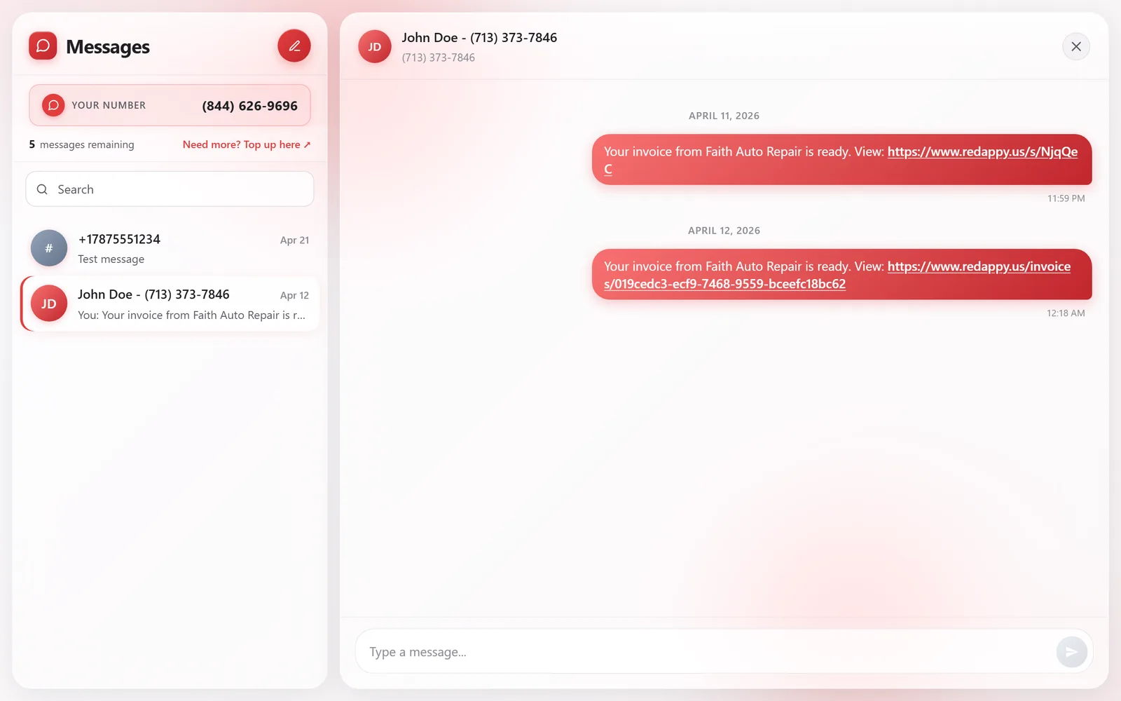Una conversación con un cliente con dos enlaces de factura enviados por el taller, y el cuadro Type a message con el botón de enviar abajo